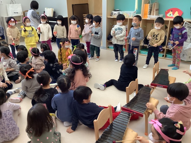 楽器を使ってひな祭りの歌を演奏しましたよ！優しい音だったね♪