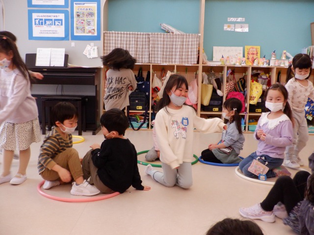 コアラ組ではちらし寿司パーティーをしたよ！春を知らせる菜の花や幸せを願うれんこん等、お皿に見立てたフープに入り具材をトッピング♪コチョコチョされたりトントンされたり、楽しかったね！