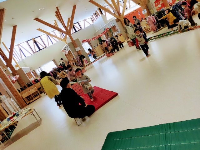 ホールでサーキット遊び！園長先生も一緒に遊んだよ★