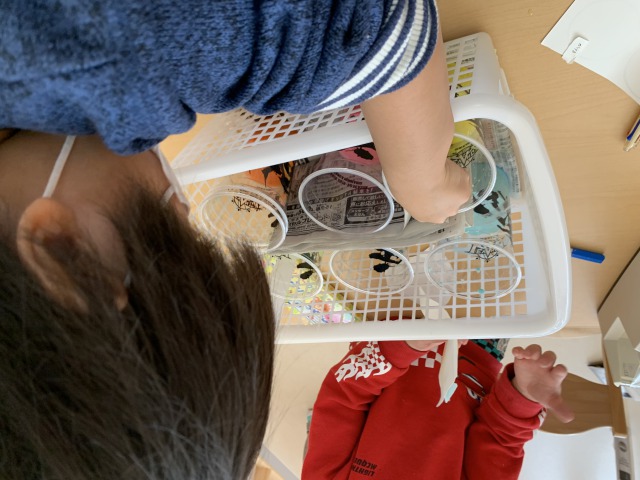 絵の具が染みていくのをドキドキして見守ります…♪