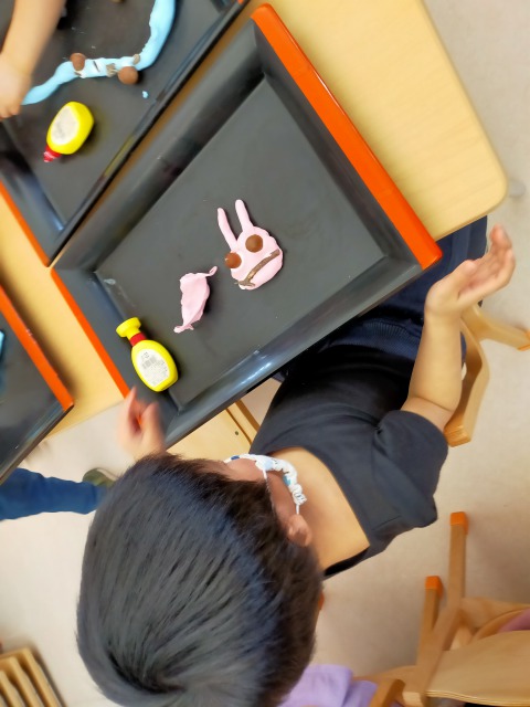 久しぶりに吉崎先生に来てもらって、自然物を使った制作を教えてもらったよ。春になってまた自然物を拾いに行くのが楽しみになりました！