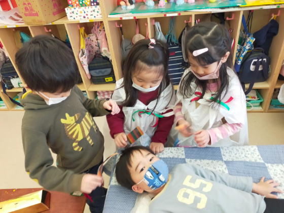 年少中さんを招いて開拓の村ごっこ☆山本理容店では散髪中♪