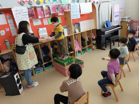 もう少しで卒園式！証書授与の練習をしています☆前に出る時はちょっとドキドキしている子ども達です！