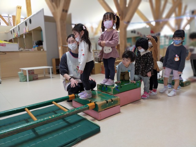 年少組に混ざりホールでサーキット遊び！