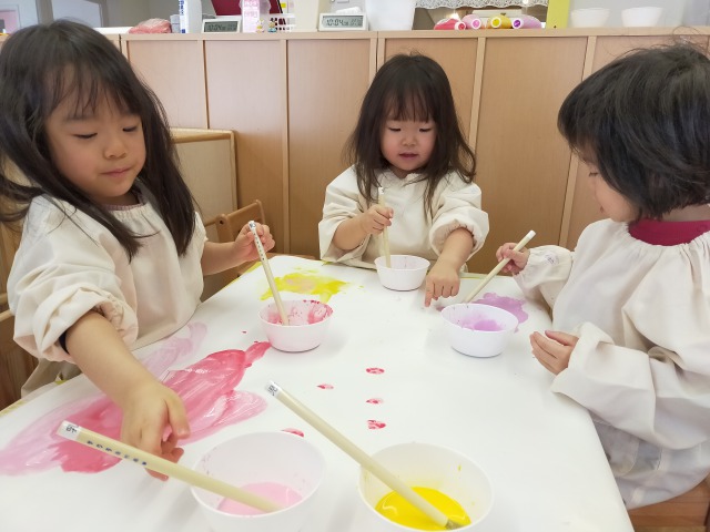 筆を使って絵の具遊びをしたよ～ぬりぬり楽しいっ♪