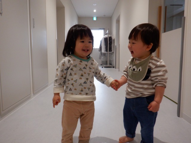 お友達と手を繋いでニッコリ笑顔！★