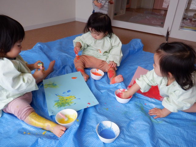 絵の具でぬりぬり～！