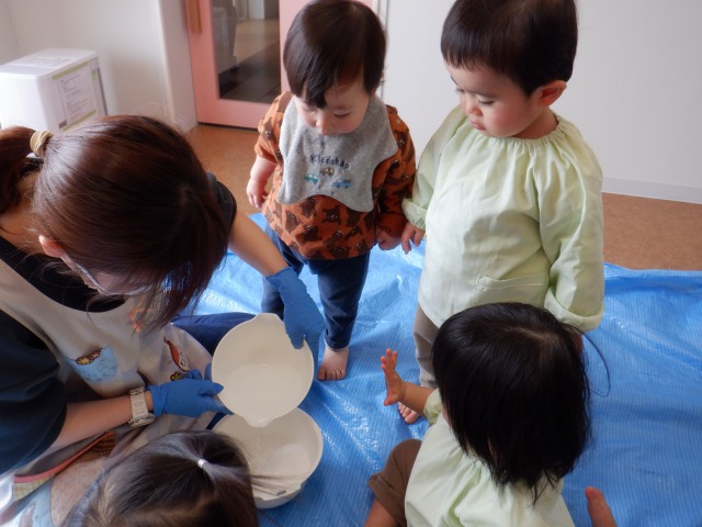 米粉にお水を足すとどうなるのかな～？