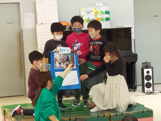 １２グループに分かれて、年長での１年間を振り返って作ったポスター発表をしたよ☆「あんなこともあったね♪」とみんなで楽しかったことを思い出したよ！