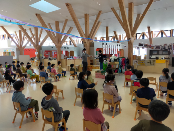 ホールで卒園式練習☆自分の順番が来るまで、ドキドキして待つ子ども達！いよいよ、来週が卒園式がんばるぞ！