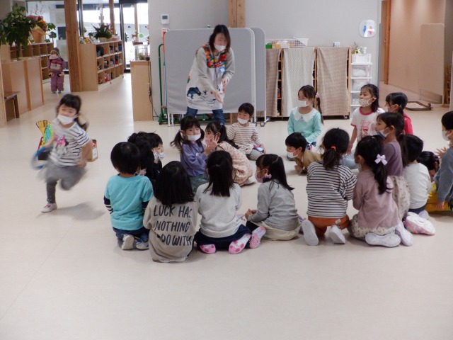 久しぶりにクラス対抗ドーナツリレー！なんと、結果は2回戦とも引き分け！とても白熱した勝負となりましたよ☆