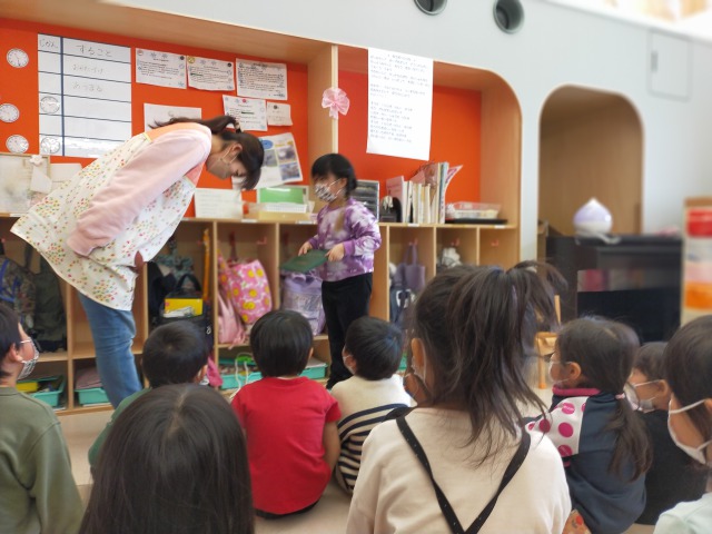 卒園式前日、年長さんが卒園証書を見せに来てくれました。年中さんは真剣に見ていましたよ。更に進級が楽しみになりましたね。