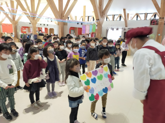 おいしい給食を作ってくれてありがとう☆感謝の気持ちを給食さんにみんなで伝えたよ！