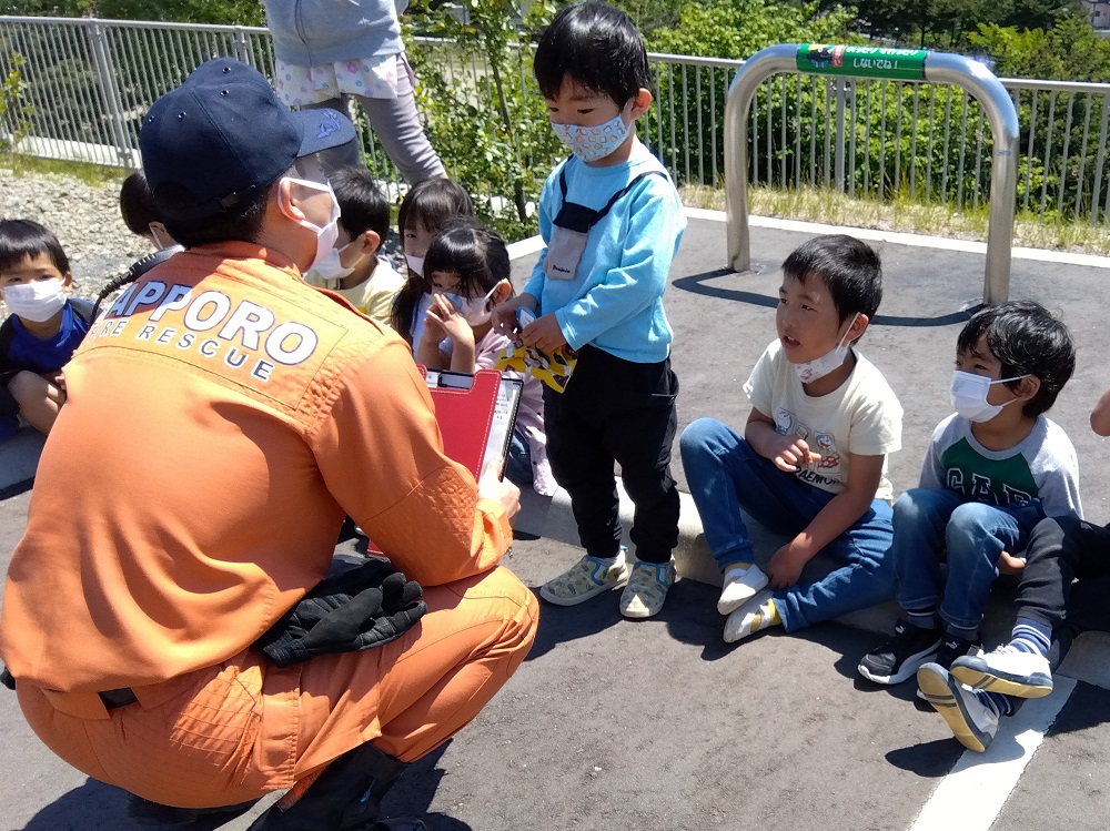 避難訓練で消防士さんが来てくれたよ！消防車もかっこよかったね！